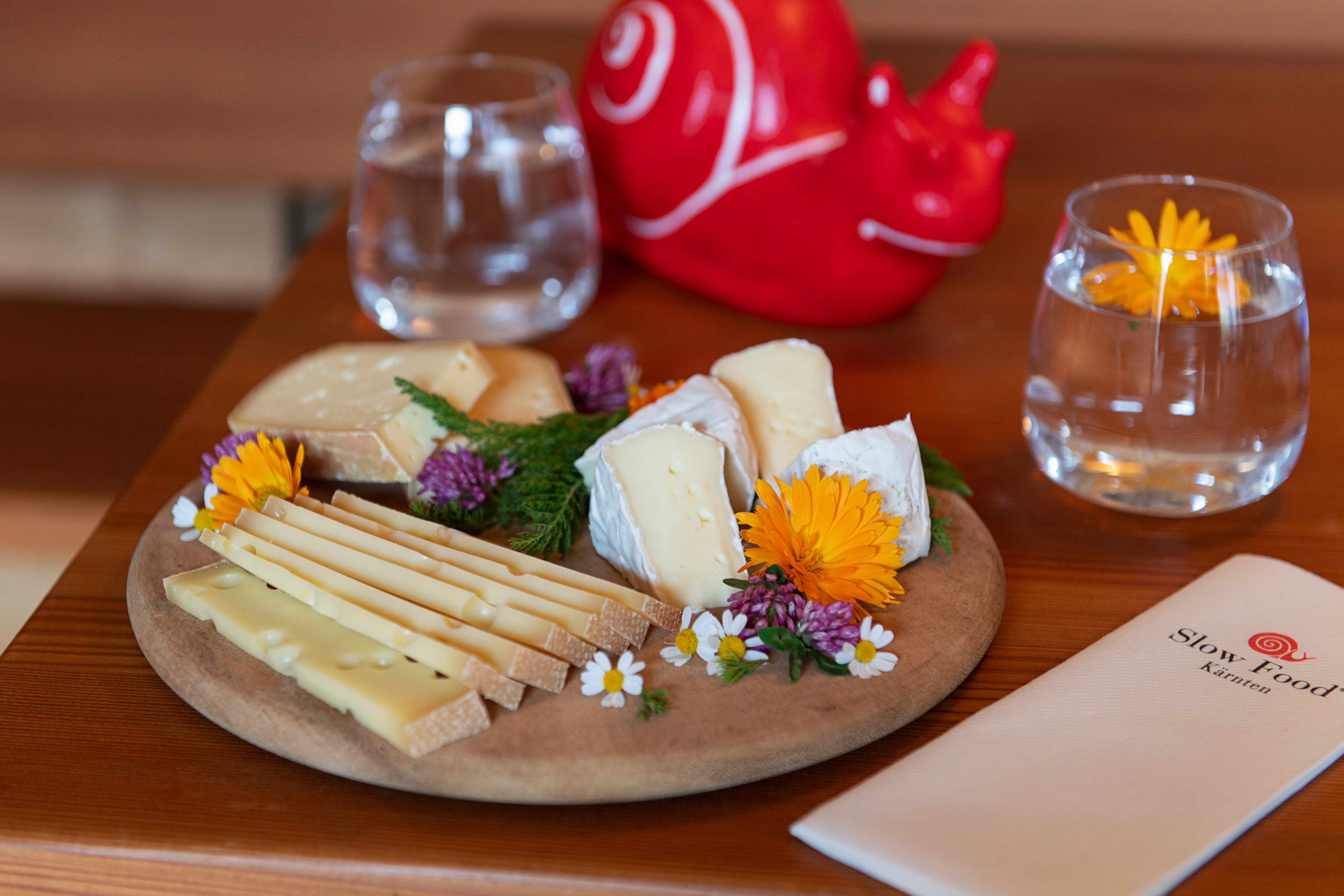 ein Teller Käse und Blumen
