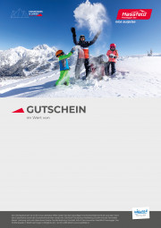 zwei Kinder und ein Erwachsener spielen im Schnee