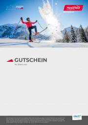 Eine Person wirft mit seinem Ski Schnee umher
