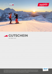 zwei Personen genießen den Sonnenaufgang auf der Piste