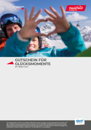 ein Pärchen sitzt auf einer Liege und zeigt ein Herz