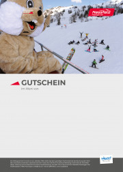 der Osterhase sitzt im Sessellift und winkt den Kindern auf der Piste zu
