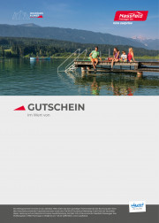 Eine Familie sitzt auf einem Steg beim See