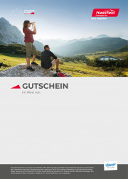 zwei Personen machen am Berg ein Pause und genießen die Aussicht