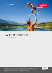 ein Erwachsener und ein Kind spielen im See